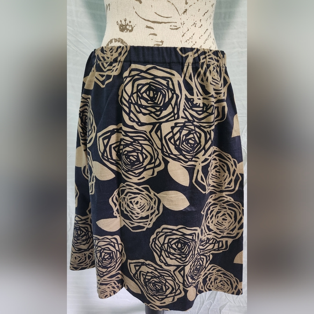 Classic Black with Gold Floral A-Line Skirt. Officecorp. Size Large.